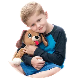 Chłopiec przytula pluszowego pieska z długimi uszami