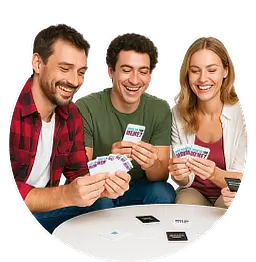 Trzy osoby grają w grę karcianą przy stole