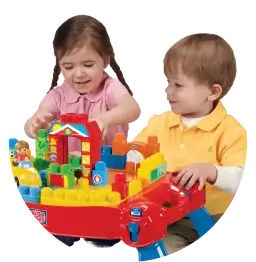 Dwójka dzieci bawi się dużymi kolorowymi klockami