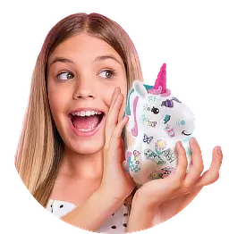 Dziewczynka trzyma jednorożca ozdobioną naklejkami