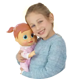 Dziewczynka przytula lalkę niemowlę