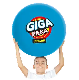 Chłopiec trzyma dużą piłkę z napisem GIGA PIŁKA JUNIOR
