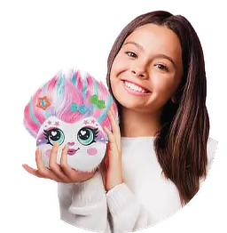 Dziewczynka trzyma puszystego pluszaka z tęczowymi włosami