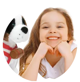 Dziewczynka z szerokim uśmiechem i pluszak psa