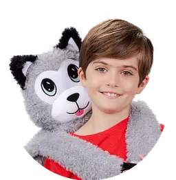 Chłopiec trzyma pluszowego husky’ego