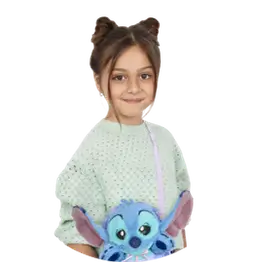 Dziewczynka trzyma Stitcha z bajki