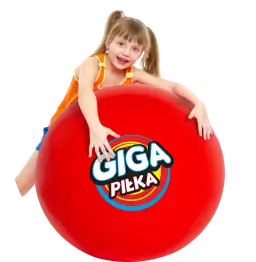 Dziewczynka siedzi na dużej czerwonej piłce z napisem GIGA PIŁKA