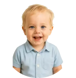 Mały chłopczyk w błękitnej koszulce uśmiecha się