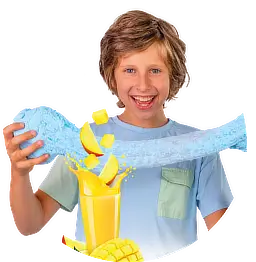 Chłopiec w jasnej koszulce rozciąga niebieską masę plastyczną nad szklanką z sokiem mango