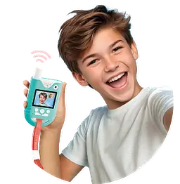 Chłopiec w białej koszulce trzyma interaktywną zabawkę z ekranem