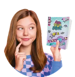 Dziewczynka pokazuje kreatywną książeczkę z naklejkami