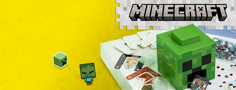 Pudełko Creepera z Minecraft na żółtym tle.