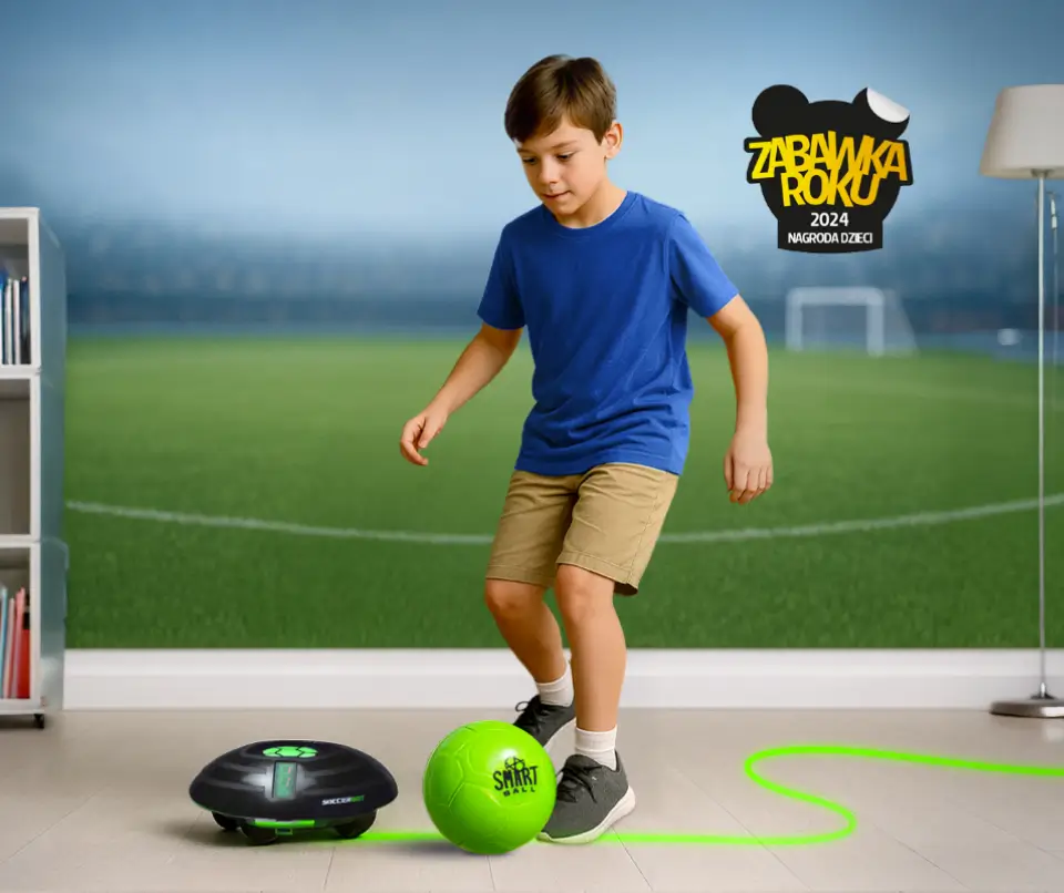 Chłopiec trenuje z piłką Soccerbot marki Epee – Zabawka Roku 2024.